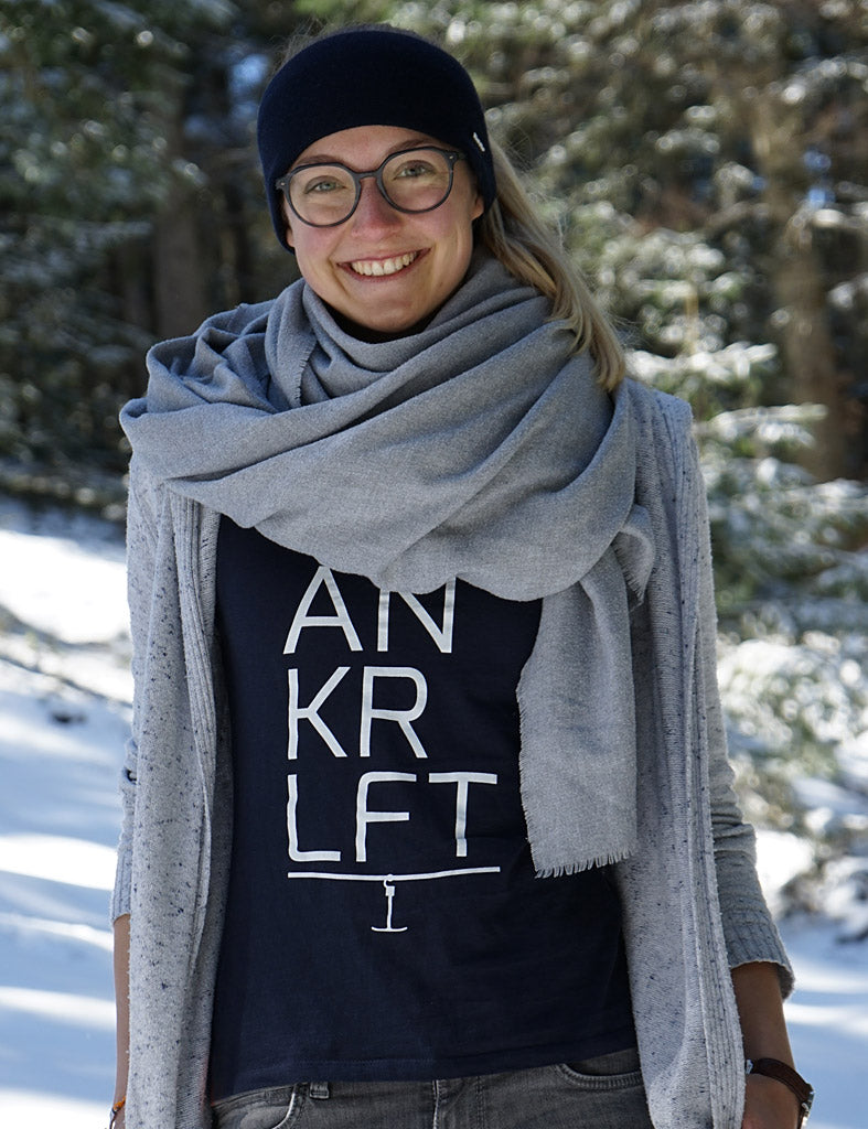 Wintersportlerin trägt ANKERLIFT ANKRLFT T-Shirt im Schnee.